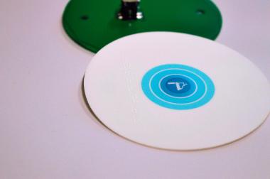 Кнопка на печатной плате с шрифтом Брайля