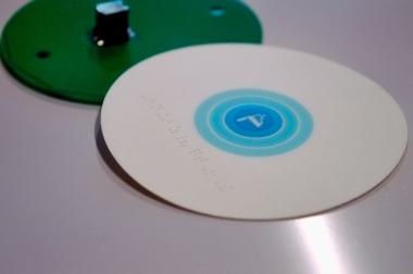 Кнопка на печатной плате с шрифтом Брайля