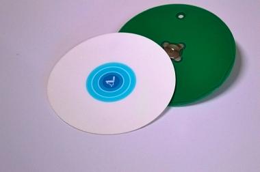 Кнопка на печатной плате с шрифтом Брайля